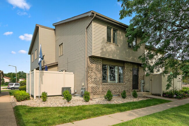 Foto del edificio - 772 Lake Rd