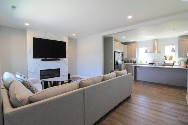 Building Photo - 4 Bed, 2.5 Bath House in South Kennewick