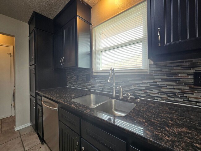 Foto del edificio - NEW IN MANAGEMENT - AVAILABLE NOW!