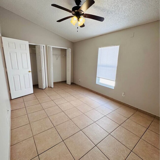 Foto del edificio - 9355 Dearmont Ave