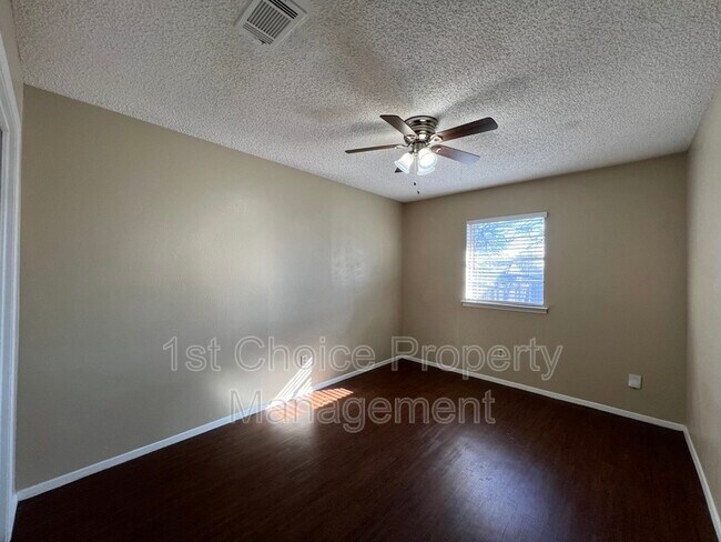Building Photo - 2212 Viewtop Ln