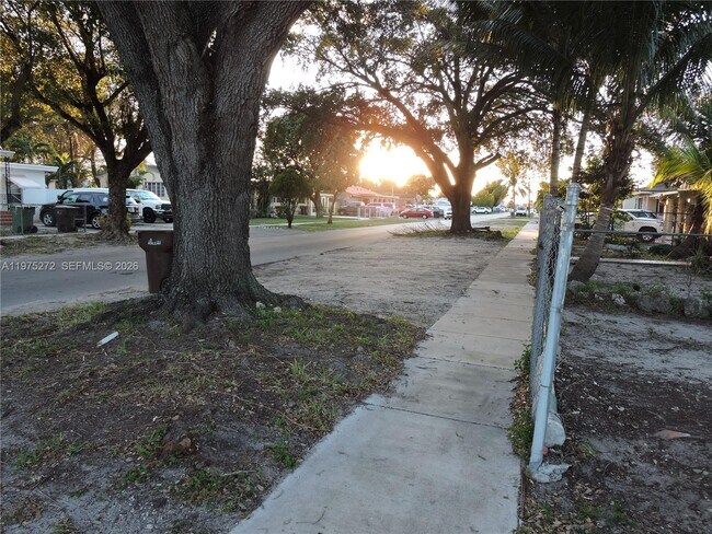 Building Photo - 551 E 39th St