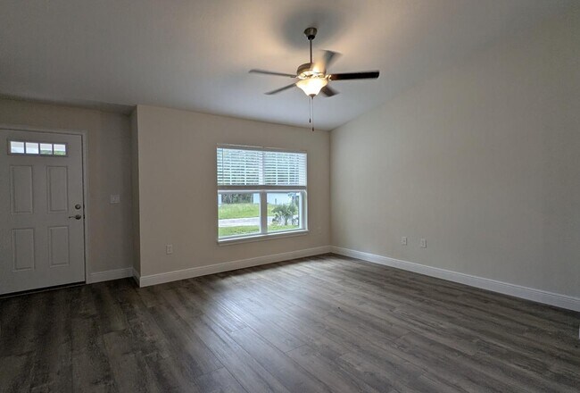 Building Photo - 214 E Caldwell Dr