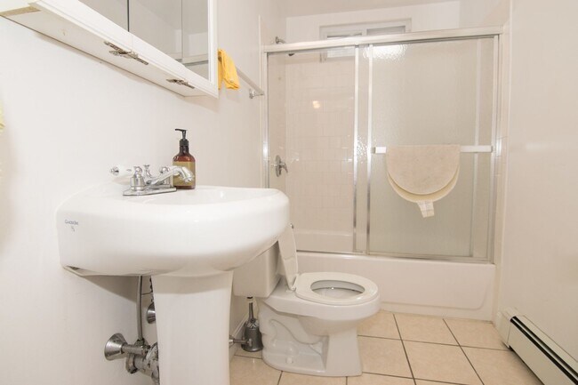 Building Photo - Massive 6 Bed / 3.5 Bath – Parking + In-Un...