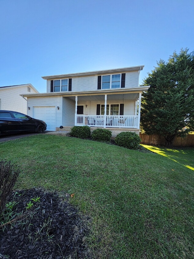 Foto principal - 613 Clubhouse Way