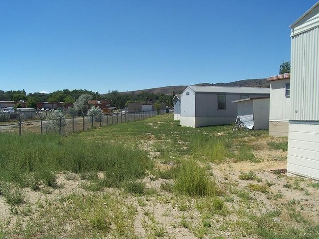 Rear View to West - 702 Daley St