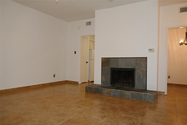 Building Photo - 2100 Tanglewilde St