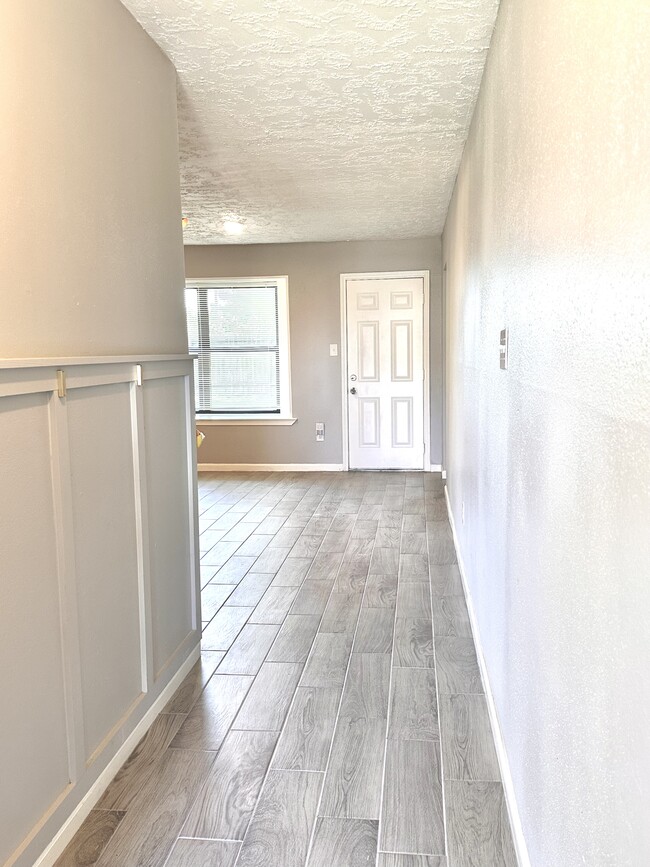 Building Photo - 7711 Water Park Ln