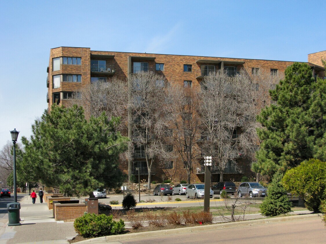 Building Photo - Loring Way Condominium