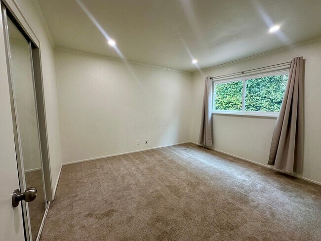Foto del edificio - Bright Castro Valley 2 Bedroom 1 Bath!