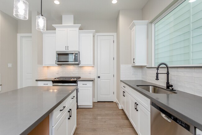 Foto del edificio - 1439 W 25th St