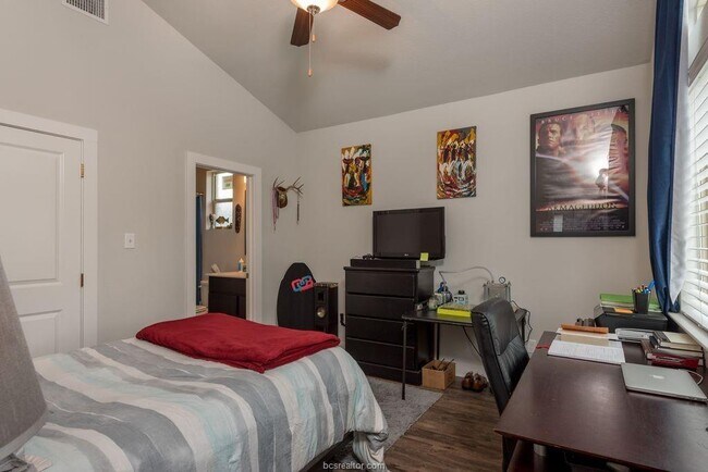 Building Photo - 4312 Oaklawn St