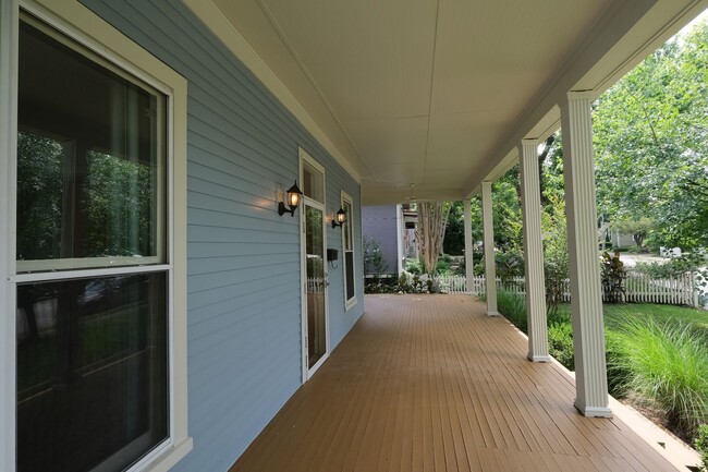 Building Photo - Charming Two-bedroom home in East Nashvill...