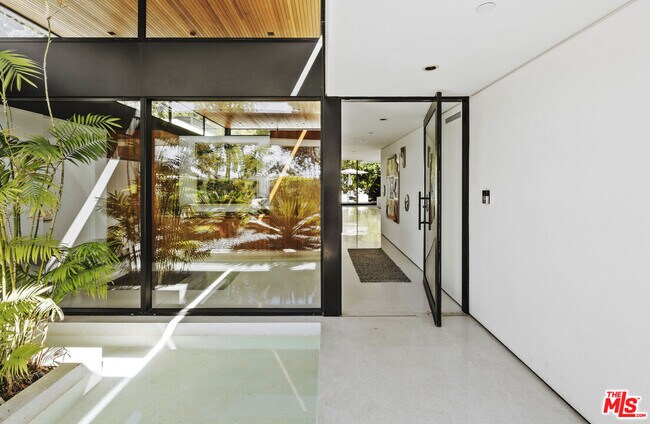 Foto del edificio - 570 Evelyn Pl