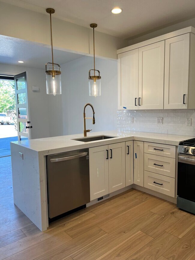 Foto del edificio - 4632-4634 Locust Hills Ct