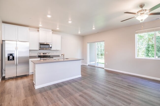 Building Photo - Newer 4 bdrm plus Flex Room Home In Town- 1 Months rent concession!