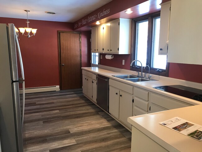 eat-in kitchen with big window and pantry - 958 Aspen Ave
