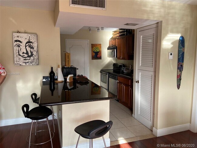 Foto del edificio - 9800 W Bay Harbor Dr