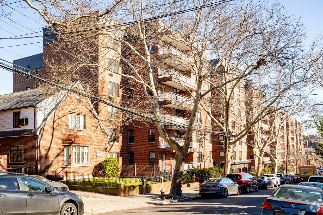 Warner House Apartments in Forest Hills, NY