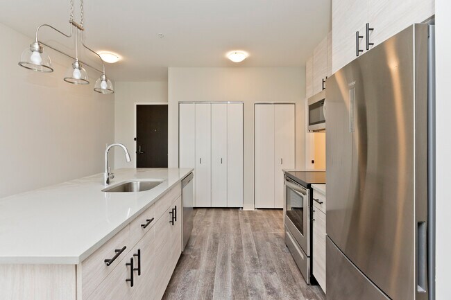 Building Photo - Updated unit available! Gourmet Kitchen, l...