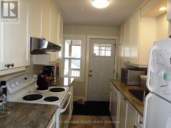 Building Photo - 568 Gladstone Ave