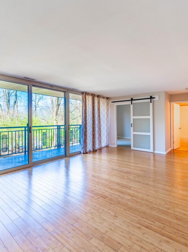 Building Photo - 5950 Oakwood Dr