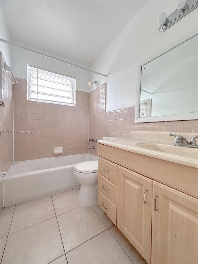 Foto del edificio - 8450 NE Miami Ct