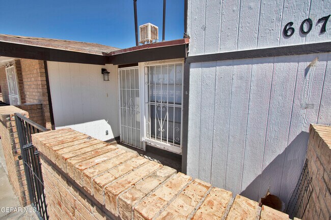 Foto del edificio - 607 White Cliffs Dr