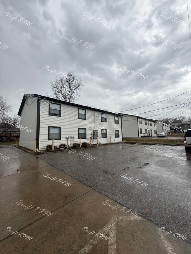 Building Photo - 706 W 25th St