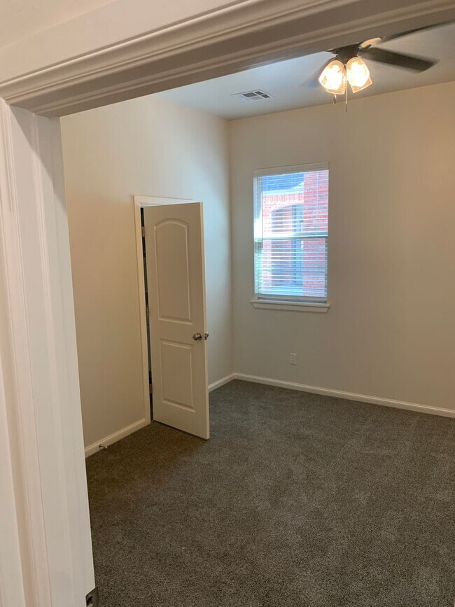 Building Photo - 3 bedroom, 2.5 bathroom, 2 car garage Gate...
