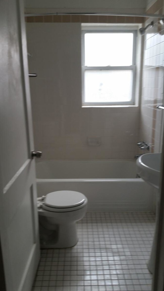 Bathroom - 4709 Rittenhouse St