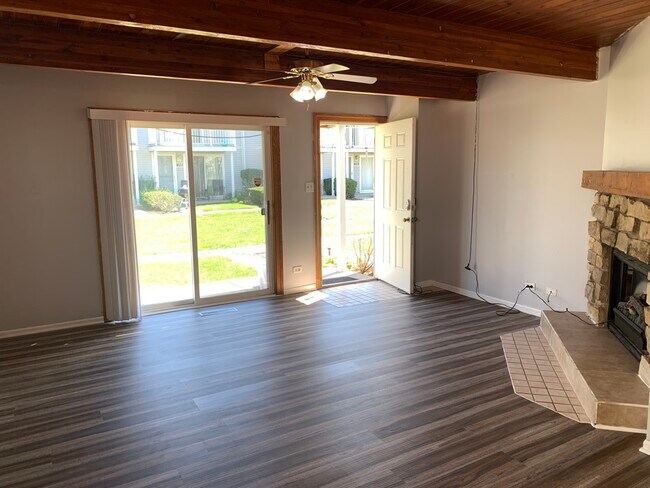 Living room entrance view - 425 Meadow Green Ln