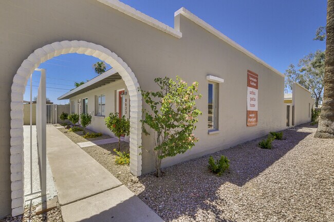 Foto del edificio - $0 First Month Rent! Remodeled 2 Bed Casita w/ Private Patio, W/D & Pool