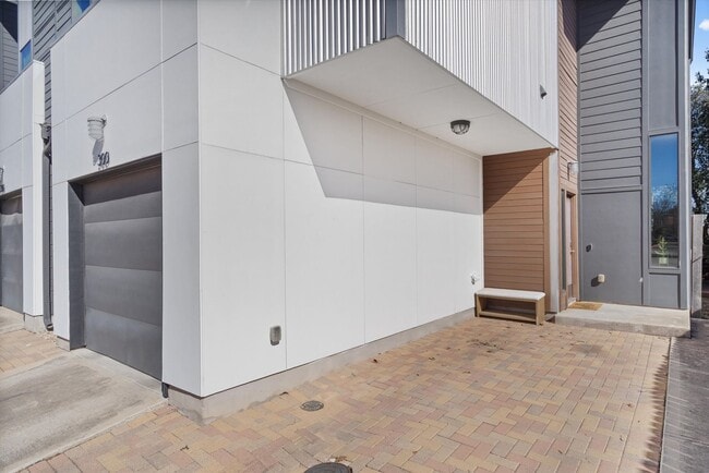 Building Photo - Luxury Living In Perfect South Austin Location