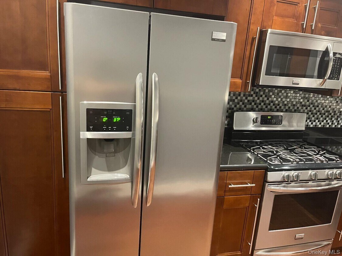 Foto principal - 1270 White Plains Rd