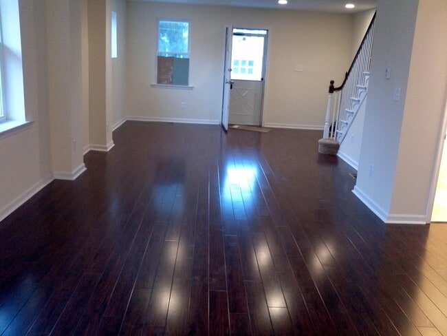 Building Photo - Stunning Update - Cedarbrook