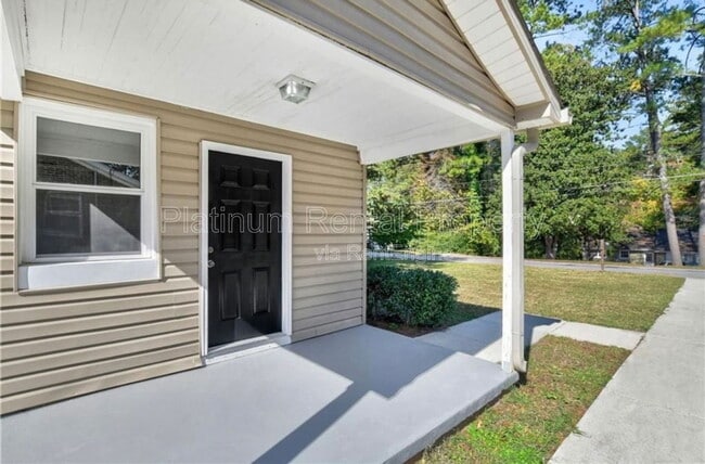 Building Photo - 2612 Loghaven Dr NW