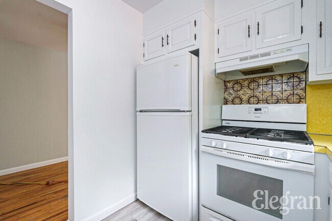 Foto del edificio - 384 Warburton Ave