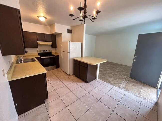 Foto del edificio - 2 bedroom 1 bath unit with laundry room, enclosed yard and carport.