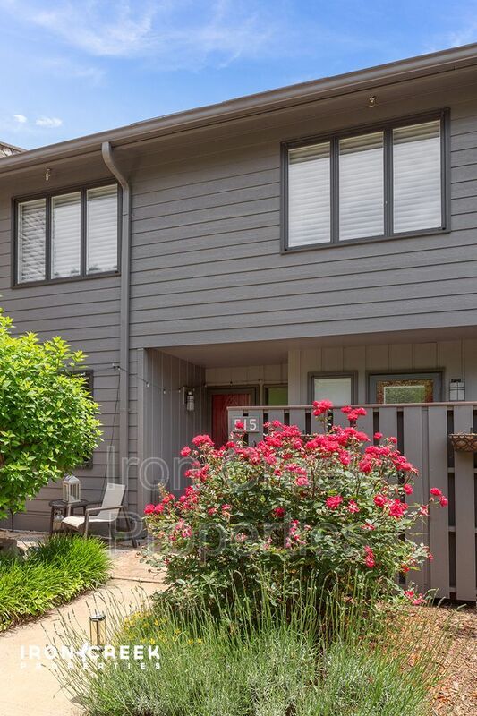 Foto del edificio - 515 Crowfields Ln