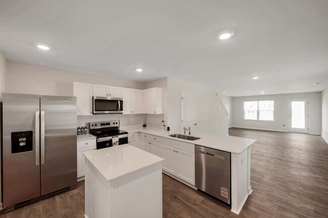Foto del edificio - Bright 3BR + Office Townhouse with Backyar...