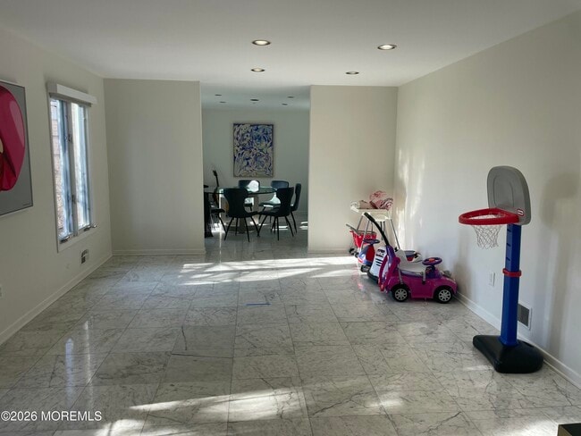 Building Photo - 60 Larchwood Ave