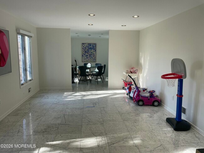 Foto del edificio - 60 Larchwood Ave