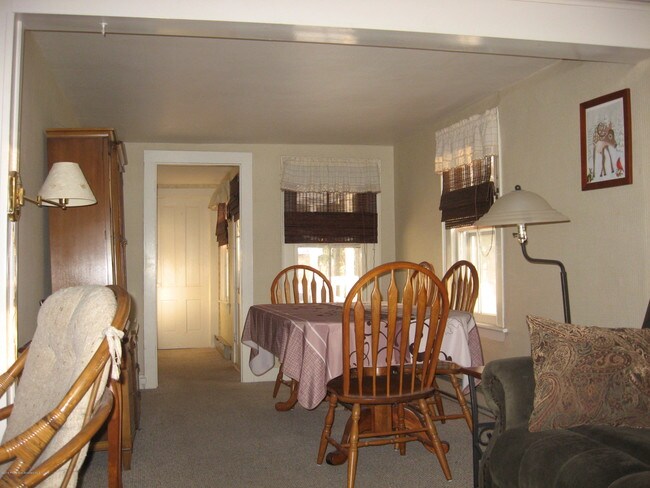 Building Photo - 402 Cherry St