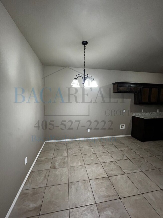 Building Photo - 3BR 2BA duplex with 2 car garage in Yukon!!