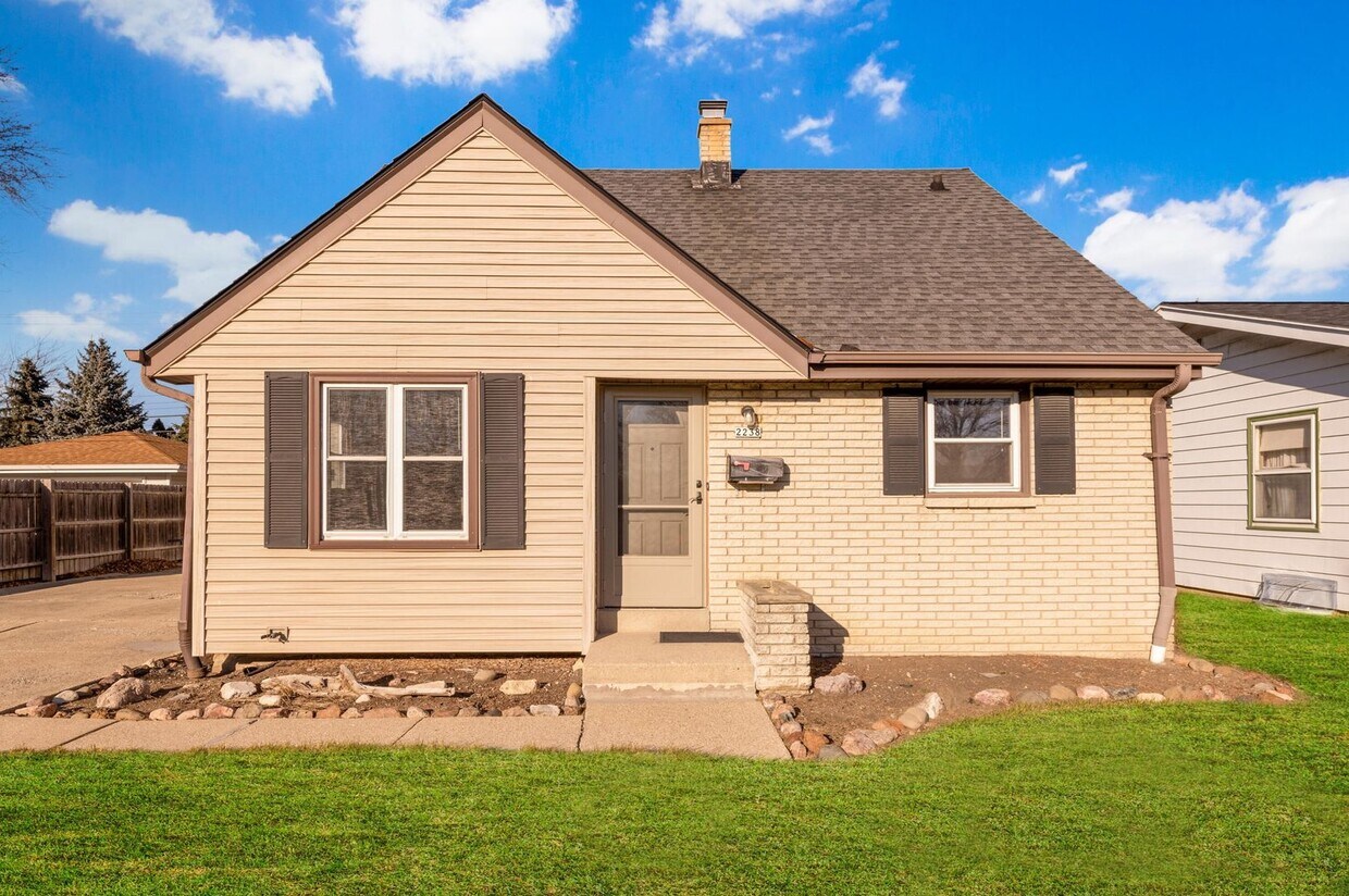 Foto principal - Amazing 3-4 bedroom single family home wit...