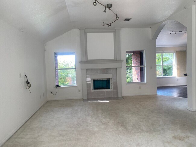 Building Photo - 4 BEDROOM, EASY COMMUTE