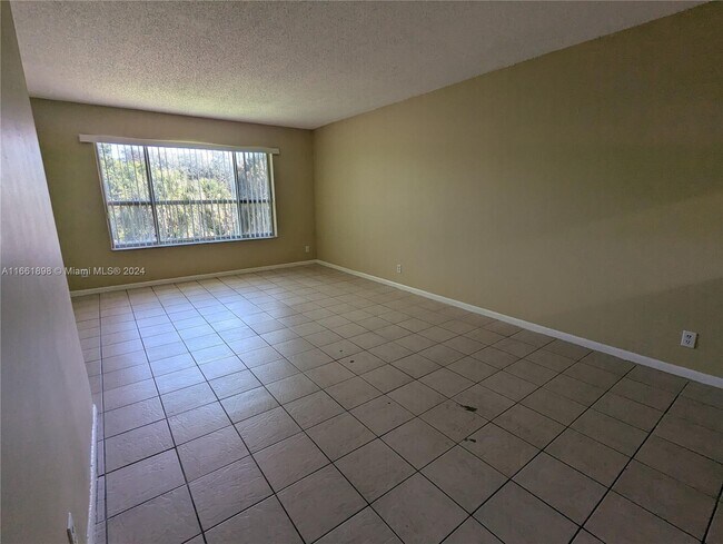 Building Photo - 10115 Twin Lakes Dr