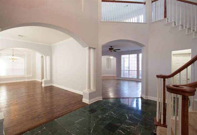 Building Photo - 2022 Midhurst Dr