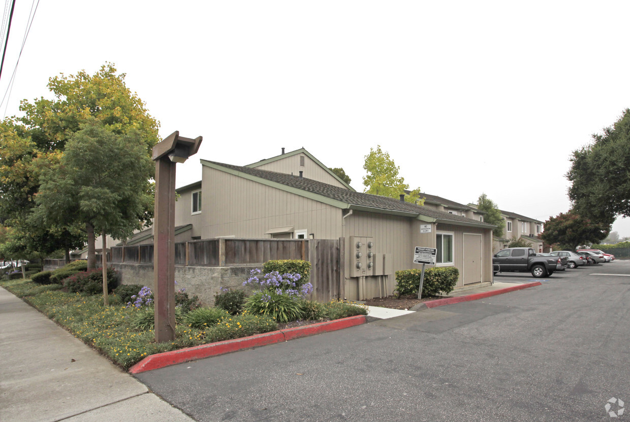 Building Photo - 2635 Portola Dr